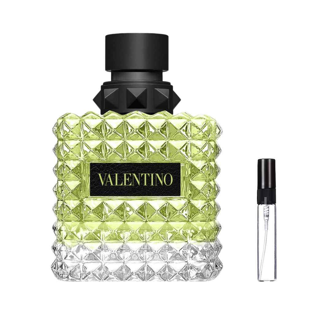 Flakon o powierzchni pokrytej geometrycznymi wypustkami w kształcie ćwieków, wypełniony jasnozielonymi perfumami. Na środku znajduje się czarna etykieta z napisem VALENTINO. Całość wieńczy czarny, matowy korek z detalami w kształcie ćwieków u nasady. Obok znajduje się szklana fiolka odlewki. – ODVARO