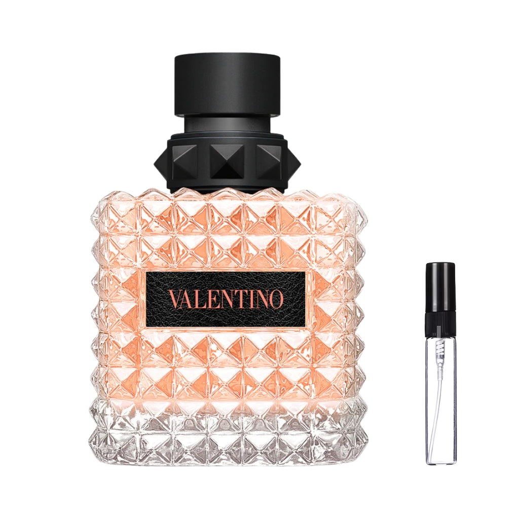 Flakon perfum Valentino Donna Born In Roma Coral Fantasy o strukturze charakterystycznych ćwieków, z koralowym płynem, czarną etykietą i zatyczką, oraz szklana fiolka odlewki – ODVARO.