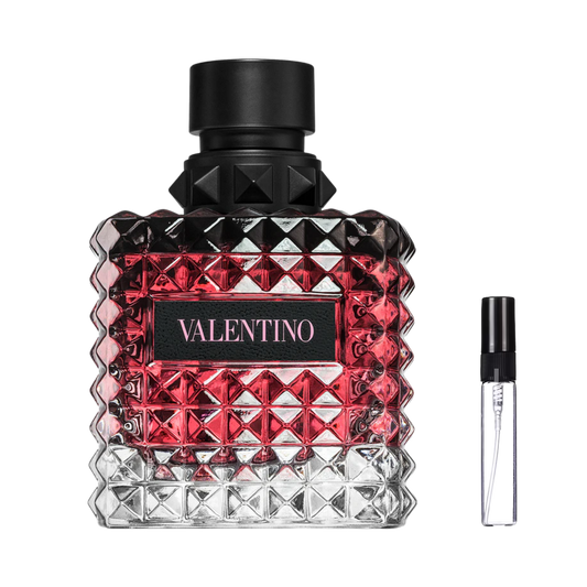 Ćwiekowany flakon Valentino Donna Born In Roma Intense z różowym płynem obok szklanej fiolki odlewki perfum – ODVARO.