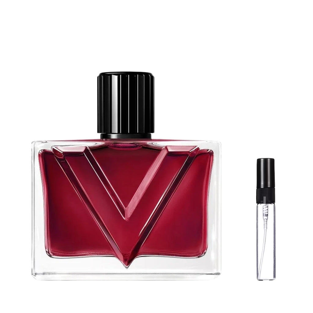 Niski, prostokątny flakon perfum Valentino Vendetta Donna z przezroczystego szkła, z rubinowo-czerwonym wnętrzem w kształcie litery V i czarnym, prążkowanym korkiem, dostępny jako szklana fiolka odlewki – ODVARO