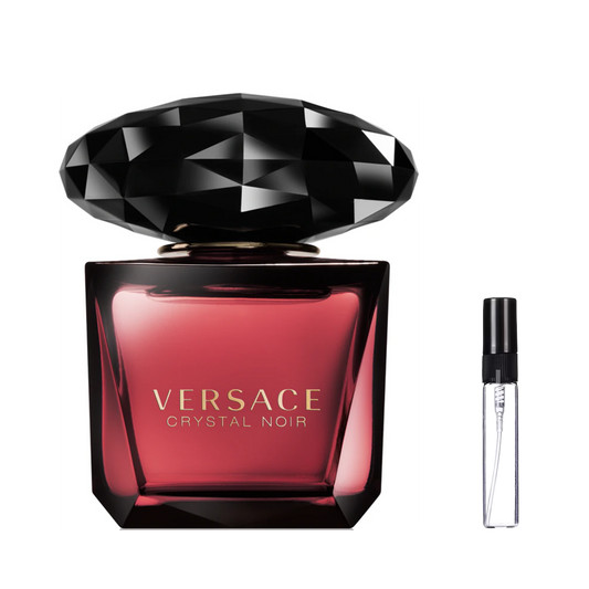 Ciemnowiśniowy flakon Versace Crystal Noir z dużym korkiem w kształcie diamentu obok szklanej fiolki odlewki perfum – ODVARO.