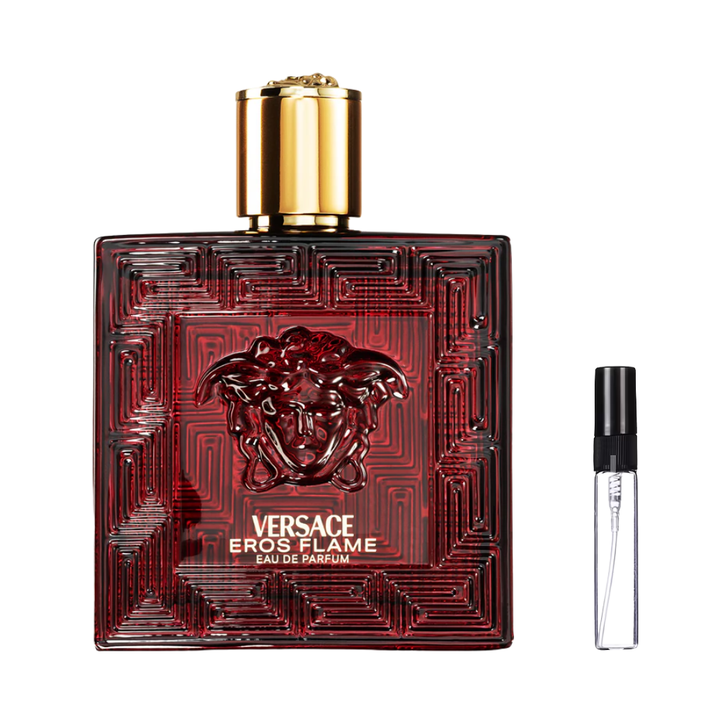 Czerwony, kwadratowy flakon Versace Eros Flame z wytłoczoną głową Meduzy, greckim ornamentem i złotym korkiem oraz szklana fiolka odlewki – ODVARO
