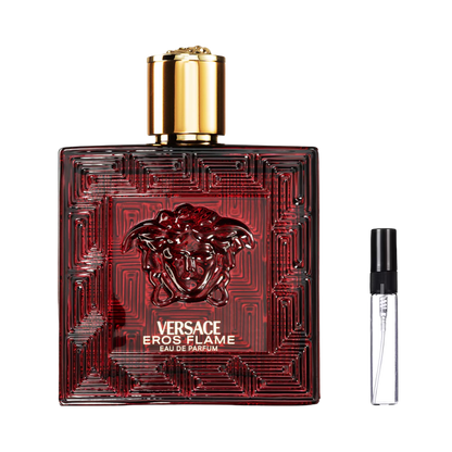Czerwony, kwadratowy flakon Versace Eros Flame z wytłoczoną głową Meduzy, greckim ornamentem i złotym korkiem oraz szklana fiolka odlewki – ODVARO
