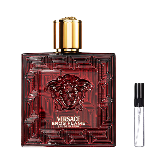 Czerwony, kwadratowy flakon Versace Eros Flame z wytłoczoną głową Meduzy, greckim ornamentem i złotym korkiem oraz szklana fiolka odlewki – ODVARO