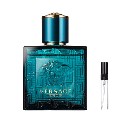 Kwadratowy, turkusowy flakon perfum Versace Eros z tłoczonym greckim wzorem i głową Meduzy w centrum, z turkusowym korkiem ze złotymi detalami oraz szklana fiolka odlewki – ODVARO.