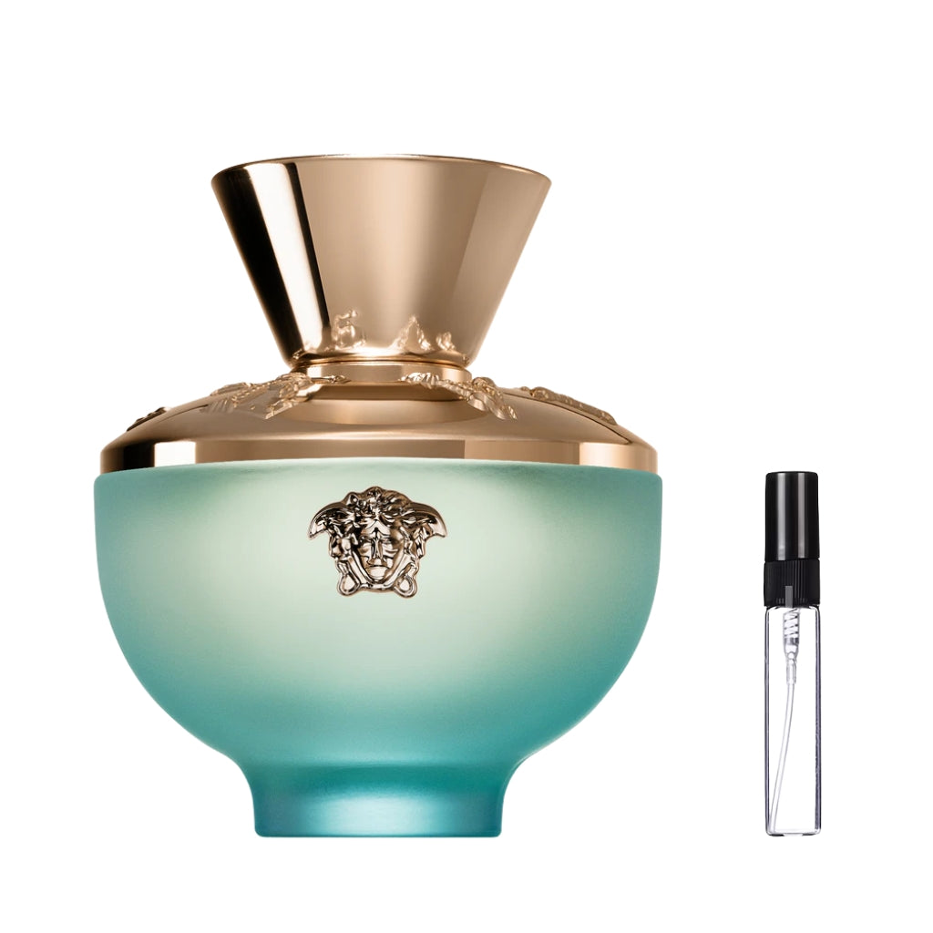 Błękitny flakon perfum Versace Pour Femme Dylan Turquoise przypominający grecką amforę ze złotym wykończeniem, głową Meduzy i stożkowym korkiem, prezentowany obok szklanej fiolki odlewki – ODVARO