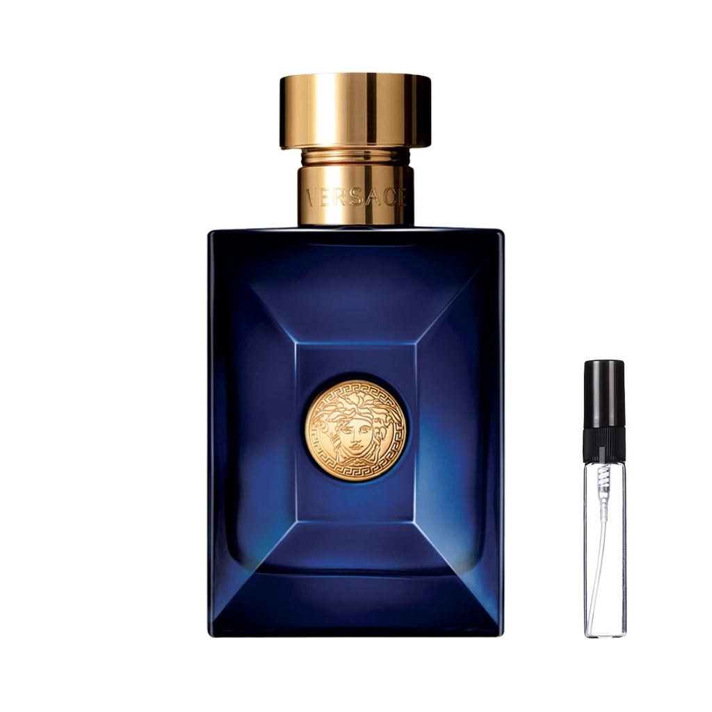 Ciemnoniebieski, geometryczny flakon perfum Versace Pour Homme Dylan Blue ze złotym korkiem oraz złotym emblematem Meduzy na środku. Obok widoczna jest szklana fiolka odlewki – ODVARO.