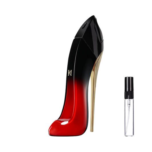 Flakon Carolina Herrera Very Good Girl Elixir w kształcie czerwono-czarnej szpilki obok szklanej fiolki odlewki perfum – ODVARO.