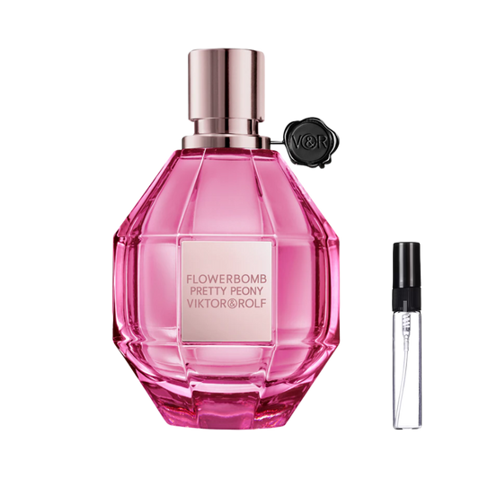 Różowy flakon w kształcie diamentowego granatu Viktor&Rolf Flowerbomb Pretty Peony z różowozłotym korkiem i czarną pieczęcią obok szklanej fiolki odlewki – ODVARO