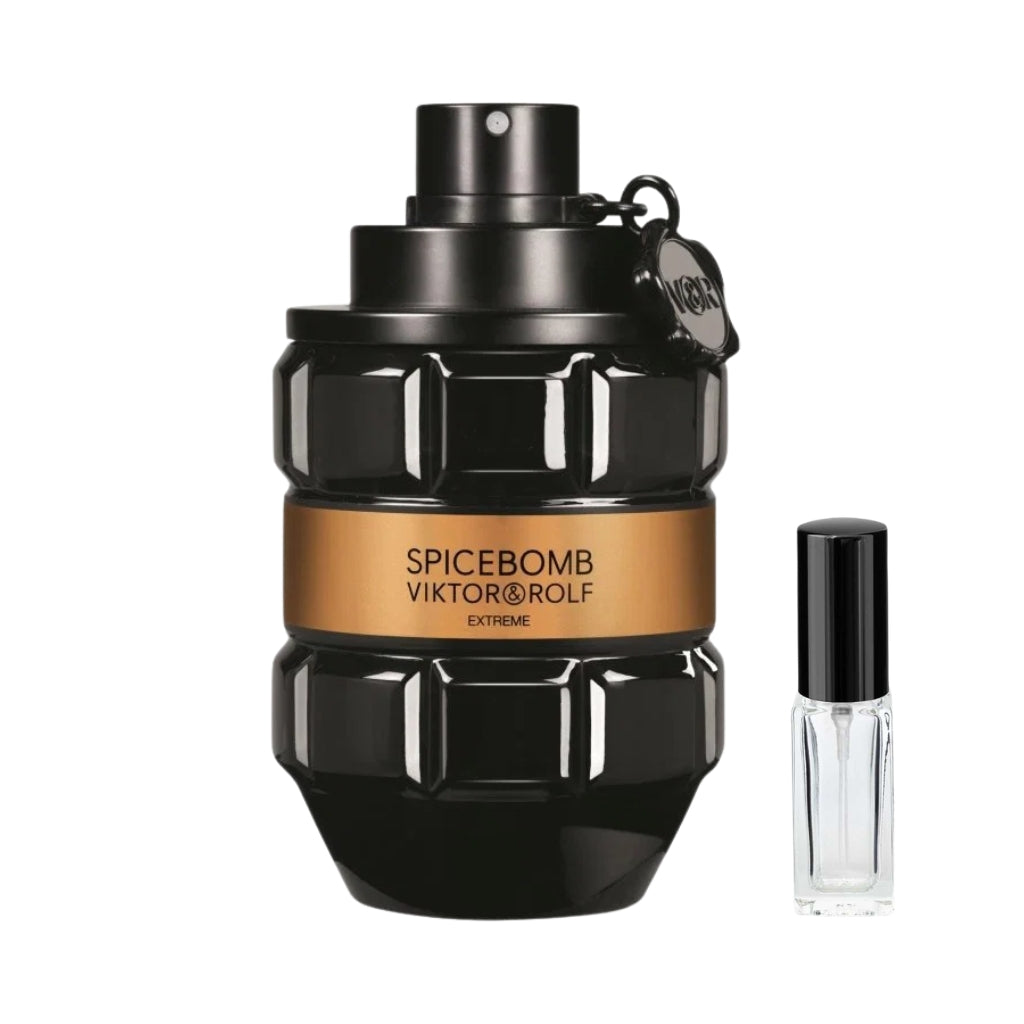 Czarny flakon perfum Viktor&Rolf Spicebomb Extreme w kształcie granatu z miedzianą opaską i charakterystyczną czarną zawleczką, obok szklana fiolka odlewki – ODVARO.