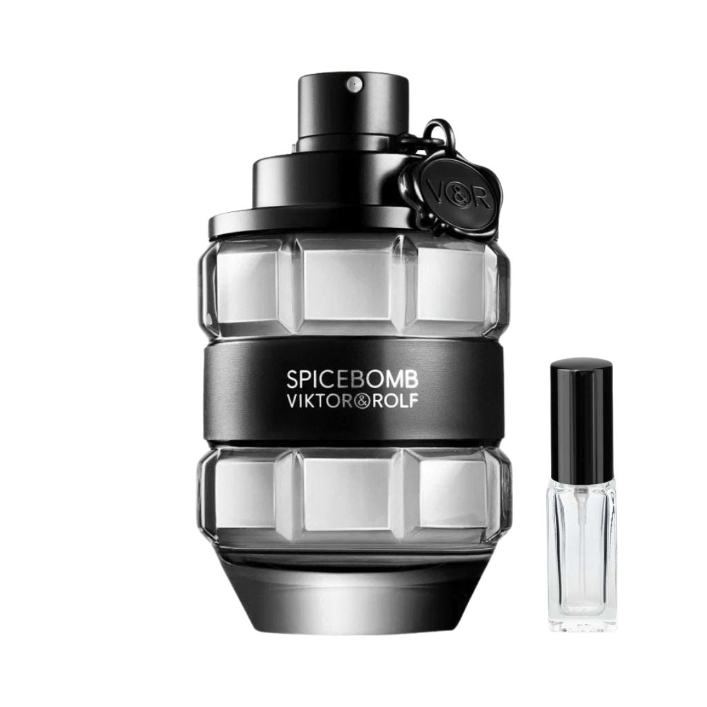 Szklany flakon męskich perfum Spicebomb Viktor&Rolf w kształcie czarno-srebrnego granatu z opaską i zawleczką, a obok niego szklana fiolka odlewki – ODVARO.