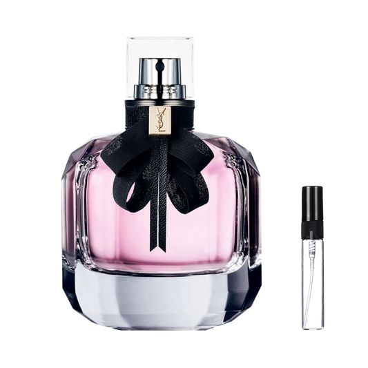 Różowy flakon YSL Mon Paris z czarną kokardą obok szklanej fiolki odlewki perfum – ODVARO.