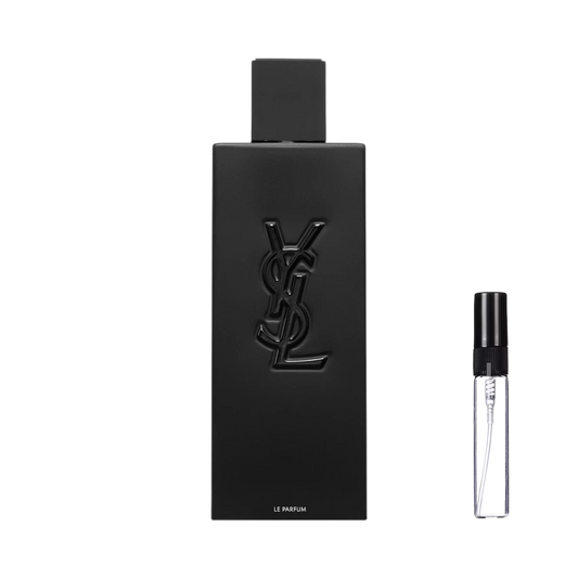 Czarny flakon Yves Saint Laurent MYSLF Le Parfum obok szklanej fiolki odlewki perfum – ODVARO.