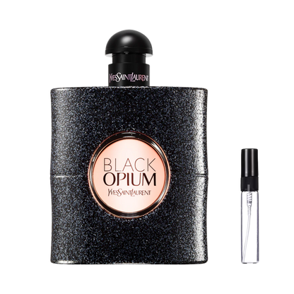 Czarny, brokatowy flakon Yves Saint Laurent Black Opium z różowym okienkiem obok szklanej fiolki odlewki perfum – ODVARO.