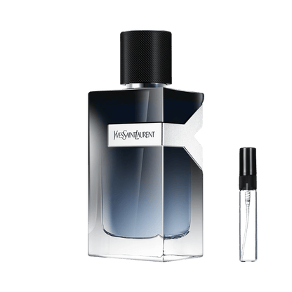 Gradientowy, niebiesko-czarny flakon Yves Saint Laurent Y Eau de Parfum z charakterystycznym wycięciem w kształcie litery Y obok szklanej fiolki odlewki perfum – ODVARO.