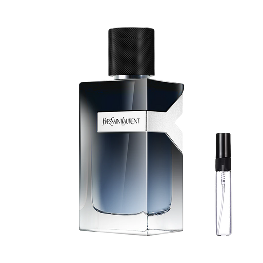 Gradientowy, niebiesko-czarny flakon Yves Saint Laurent Y Eau de Parfum z charakterystycznym wycięciem w kształcie litery Y obok szklanej fiolki odlewki perfum – ODVARO.